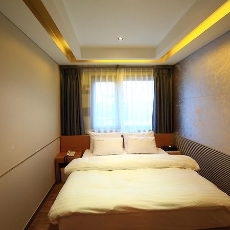 Gallery Tourist Hotel Тхонъён Экстерьер фото
