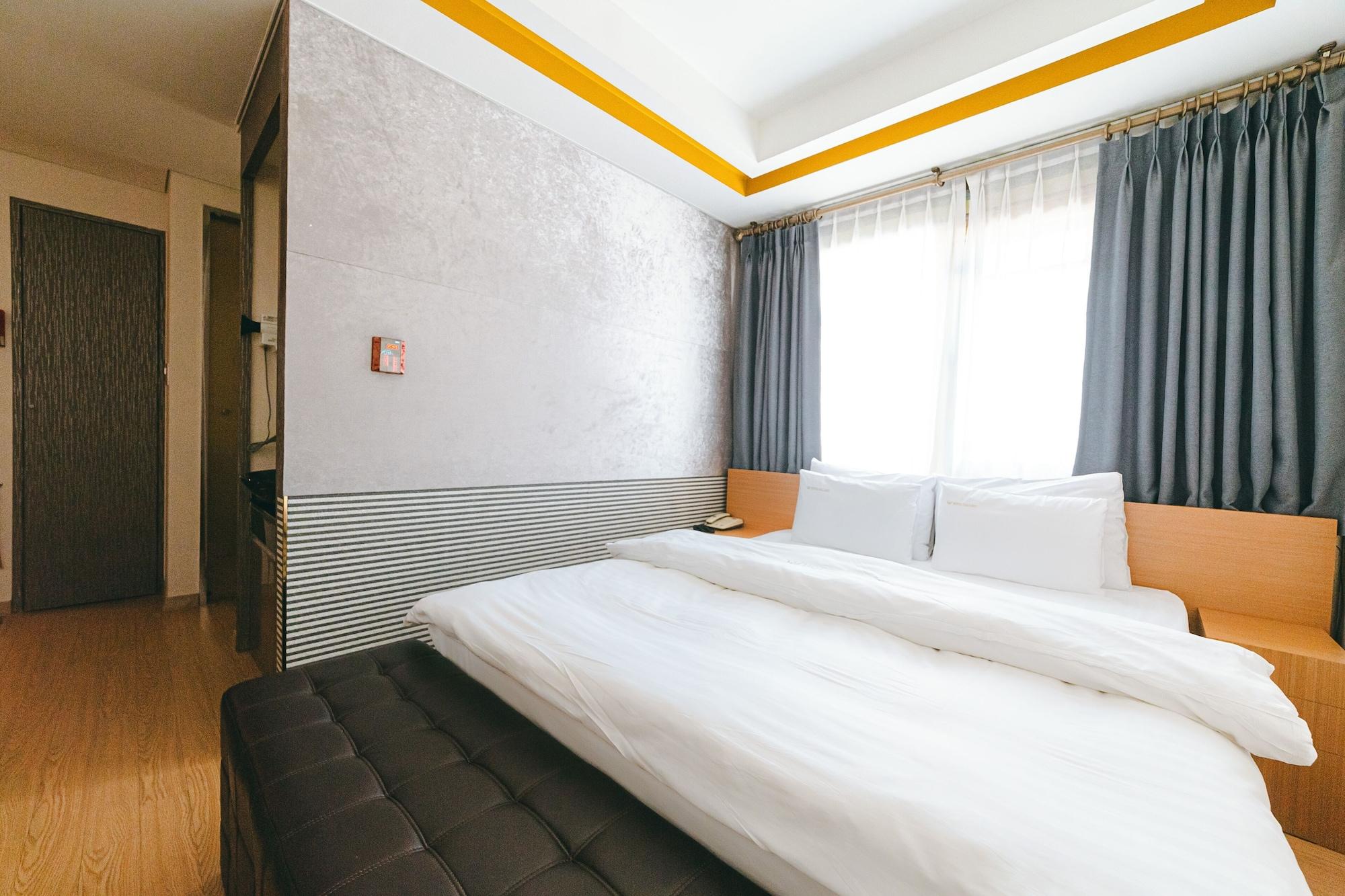 Gallery Tourist Hotel Тхонъён Экстерьер фото