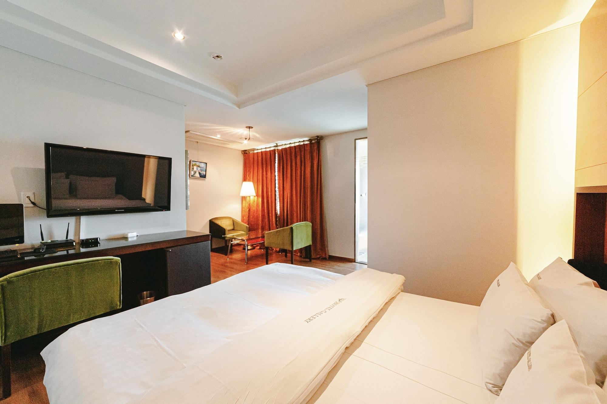Gallery Tourist Hotel Тхонъён Экстерьер фото
