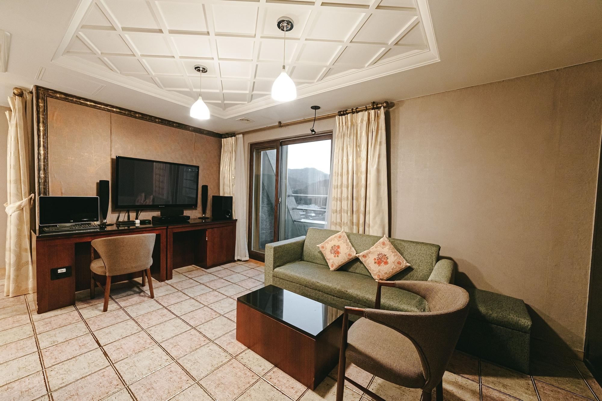 Gallery Tourist Hotel Тхонъён Экстерьер фото