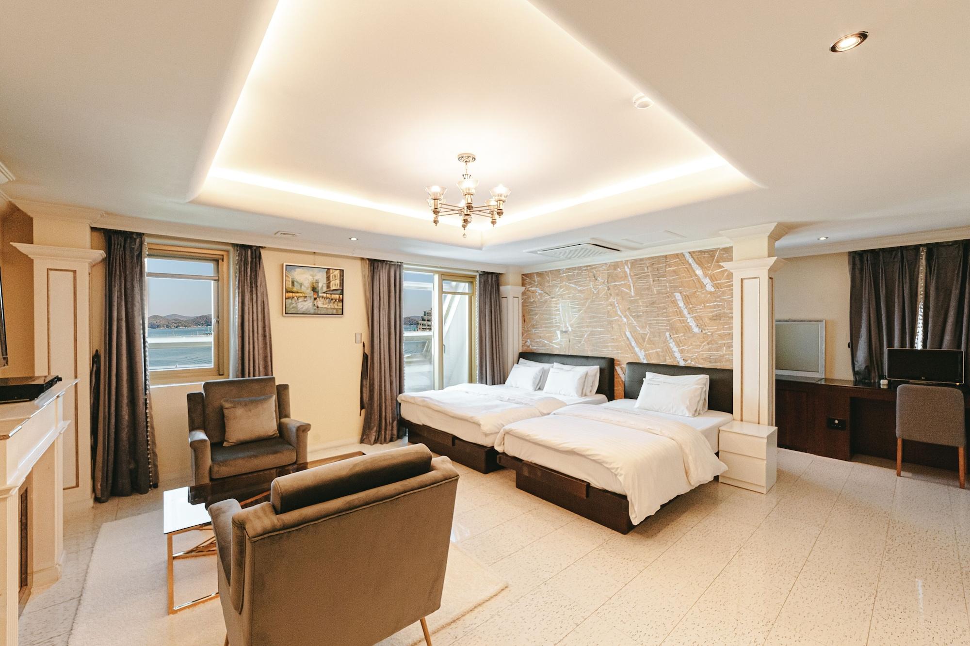 Gallery Tourist Hotel Тхонъён Экстерьер фото