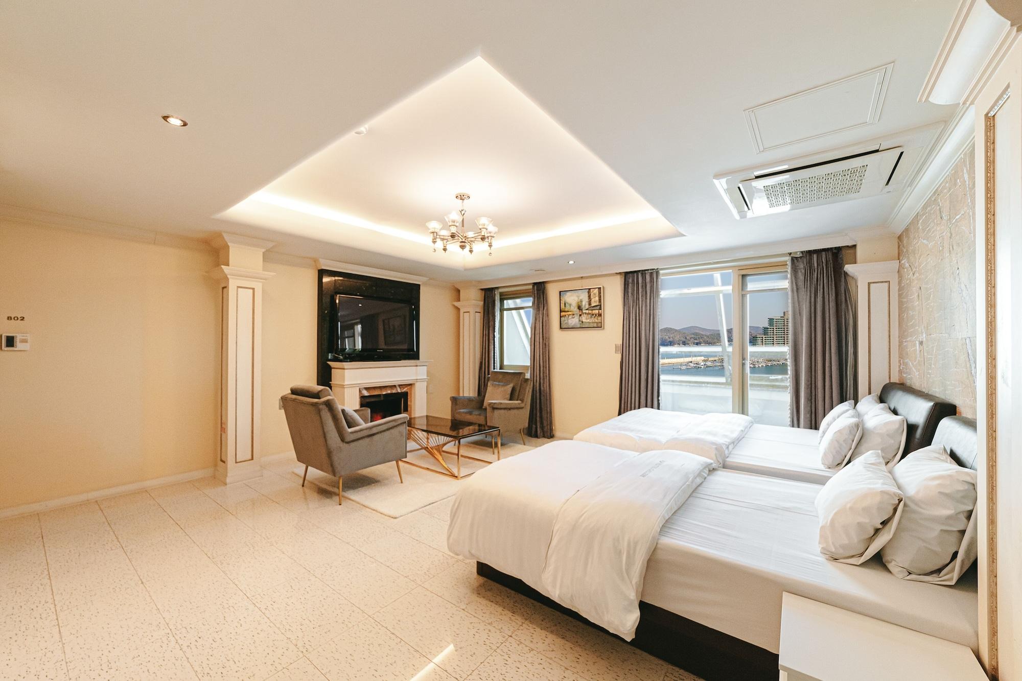 Gallery Tourist Hotel Тхонъён Экстерьер фото