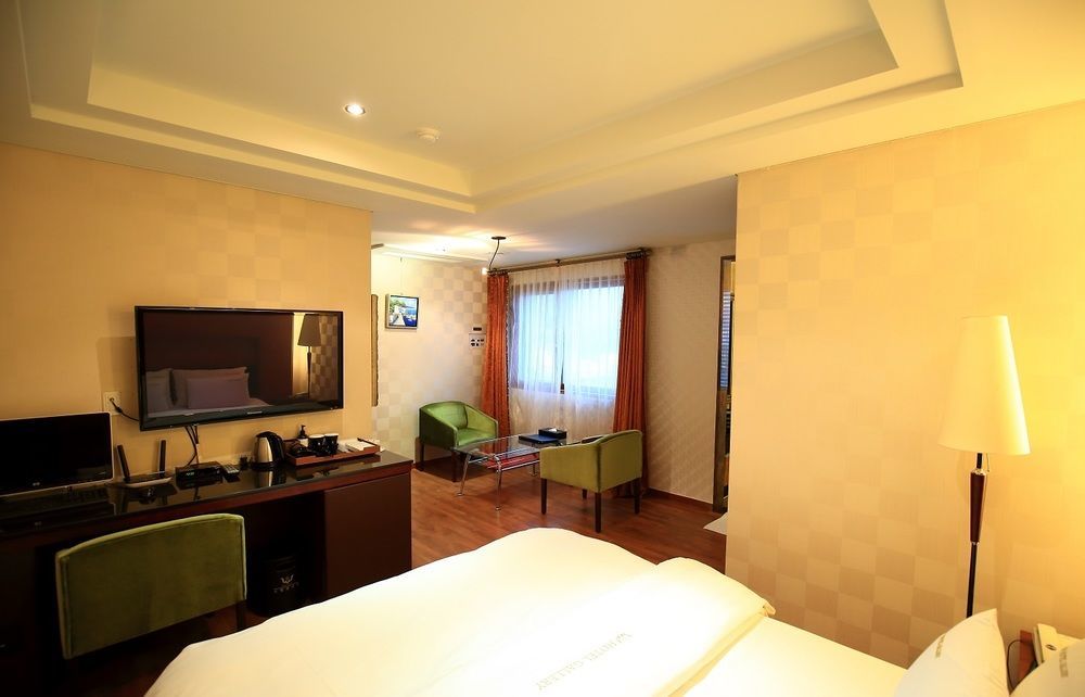 Gallery Tourist Hotel Тхонъён Экстерьер фото