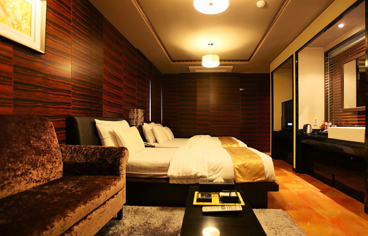Gallery Tourist Hotel Тхонъён Экстерьер фото