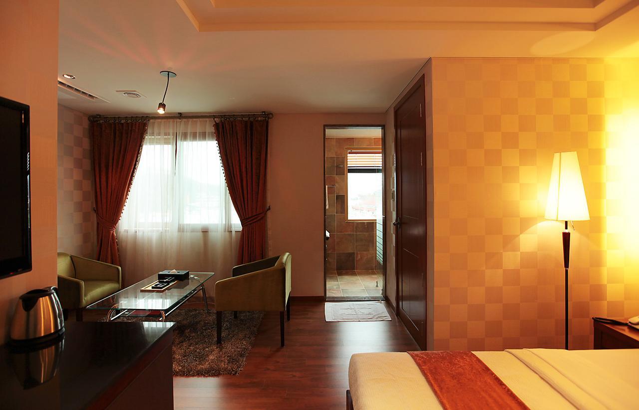 Gallery Tourist Hotel Тхонъён Экстерьер фото