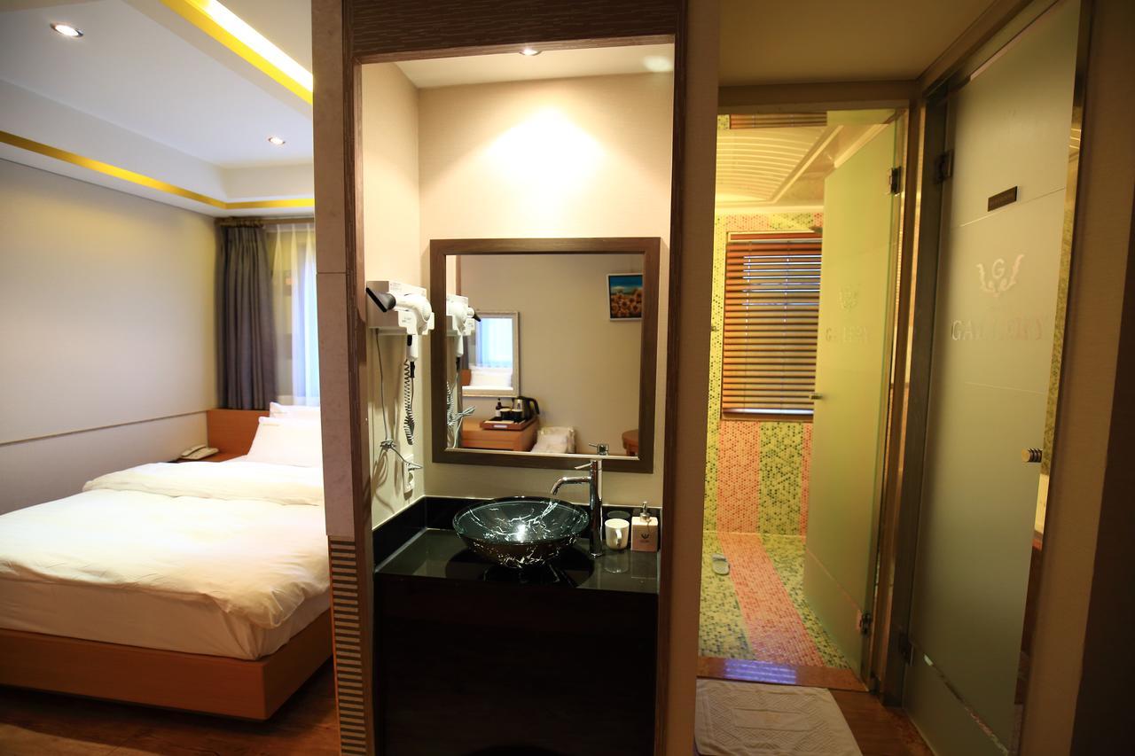 Gallery Tourist Hotel Тхонъён Экстерьер фото