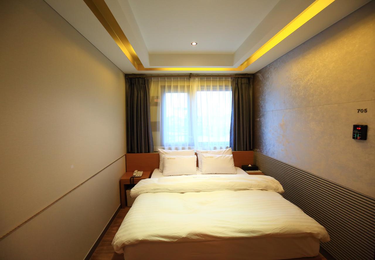 Gallery Tourist Hotel Тхонъён Экстерьер фото
