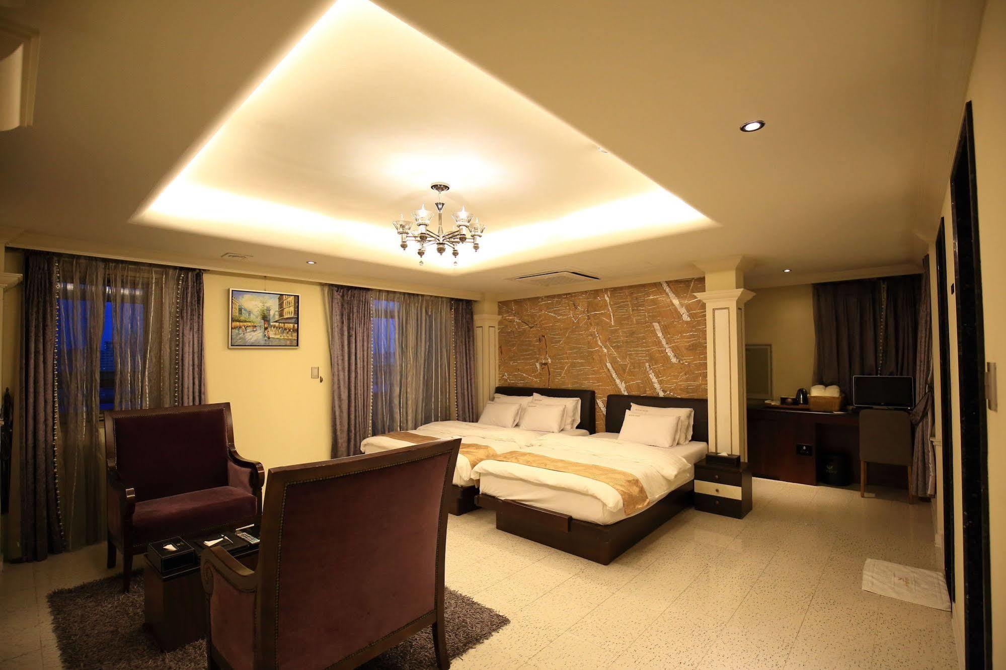 Gallery Tourist Hotel Тхонъён Экстерьер фото